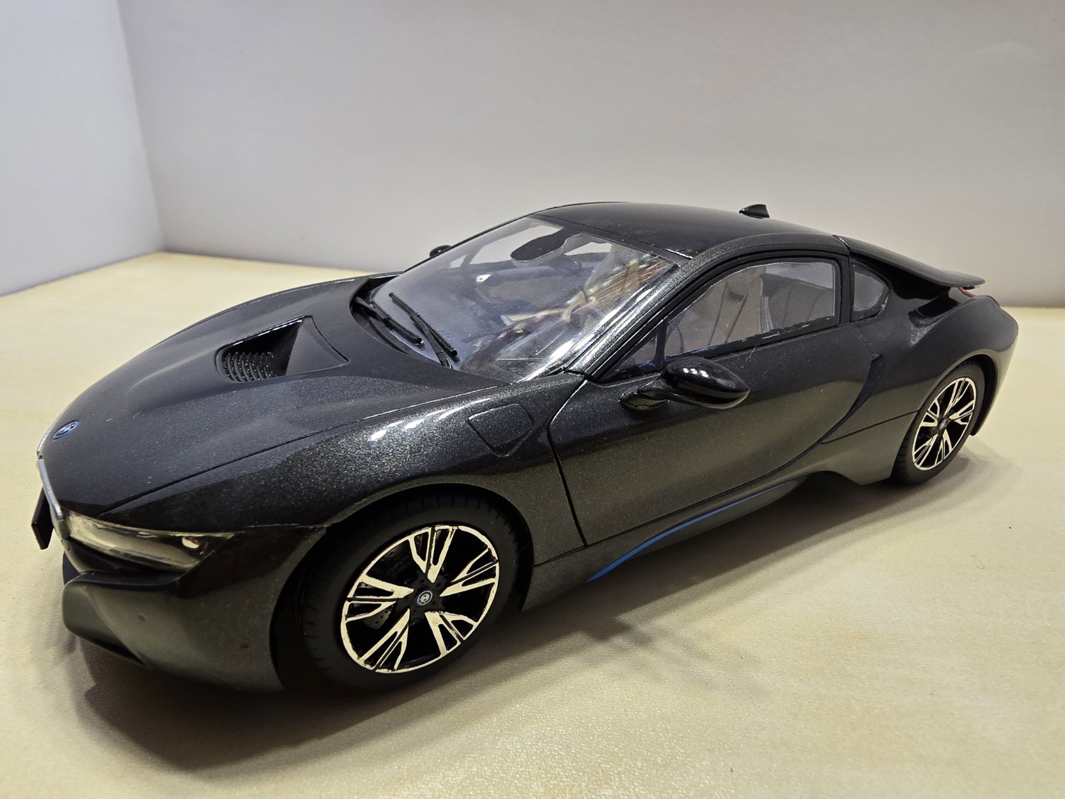 BMW i8 Revell v mierke 1:24