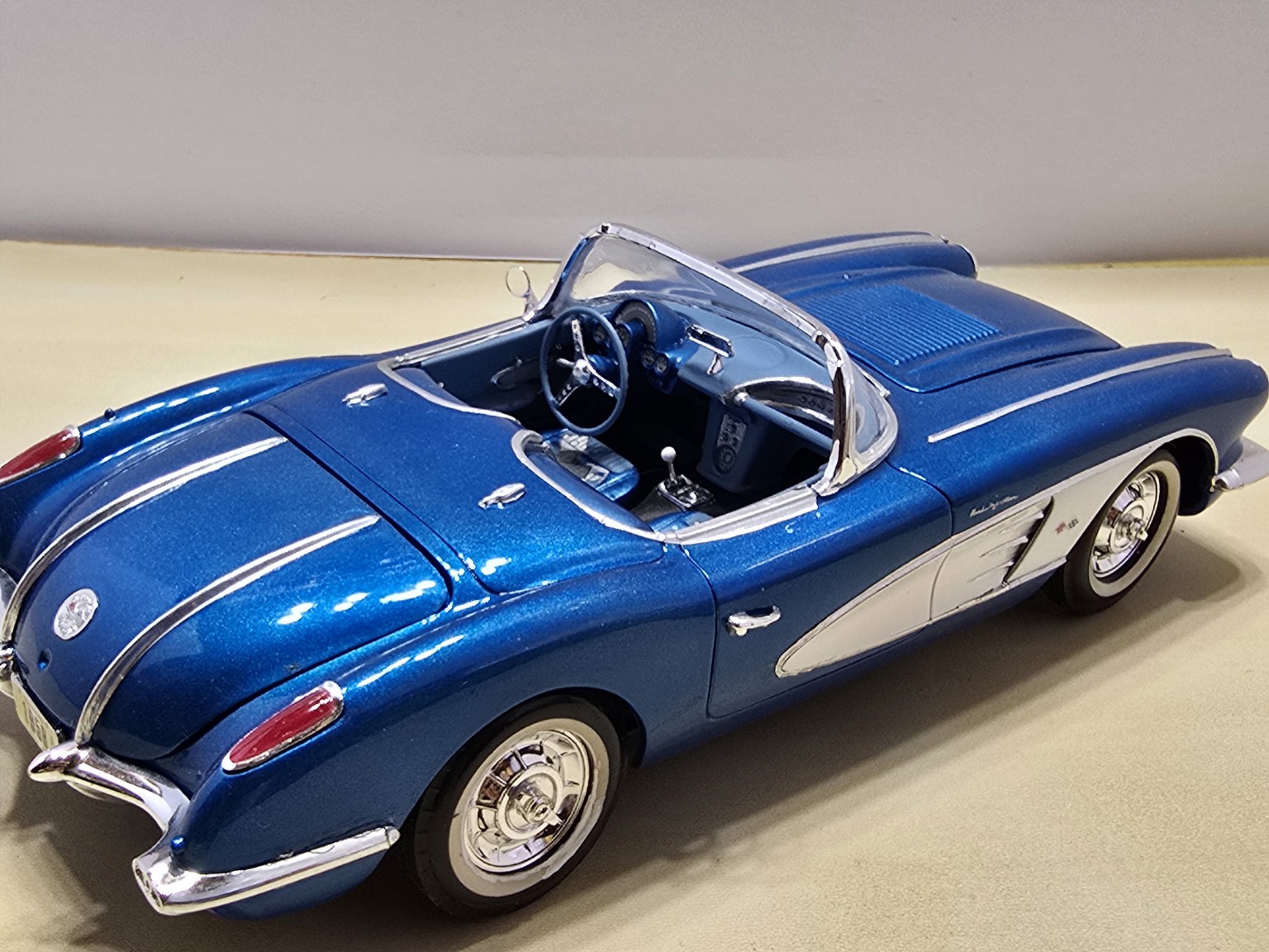 Chevrolet Corvette 1958 – interiér a karoséria