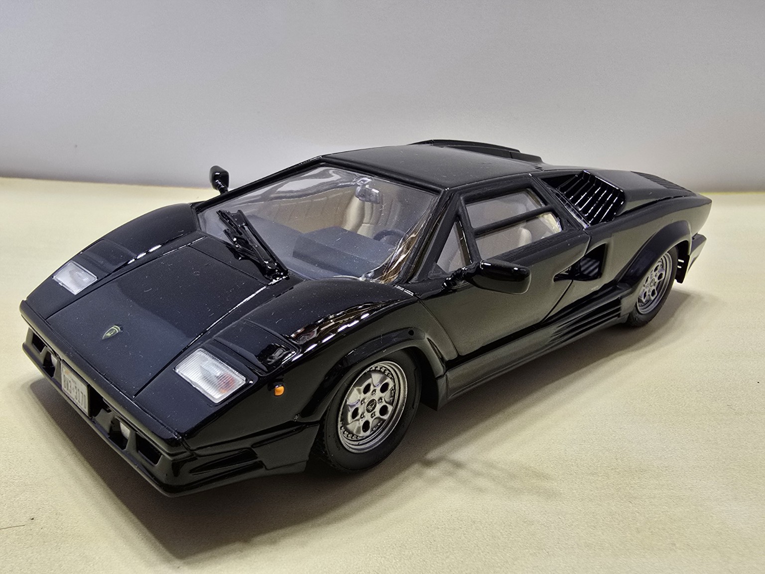 Zberateľský model Lamborghini Countach Italeri v mierke 1:24