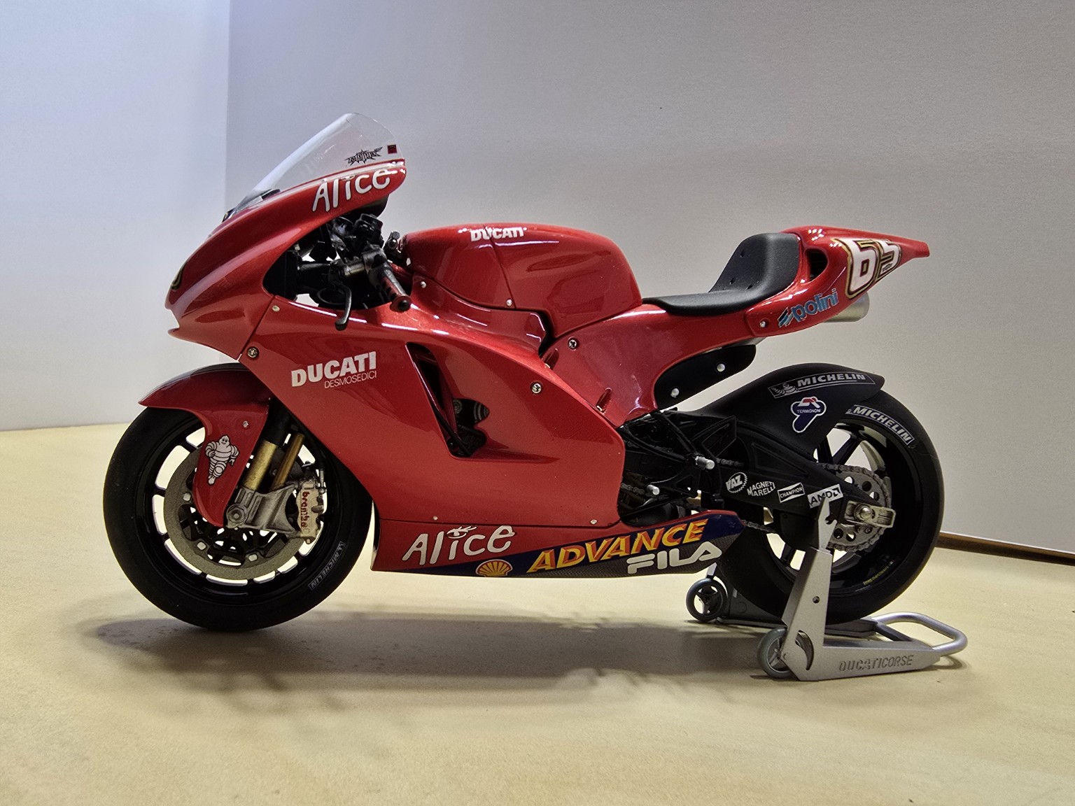 Ducati Desmosedici #65 - bočný pohľad
