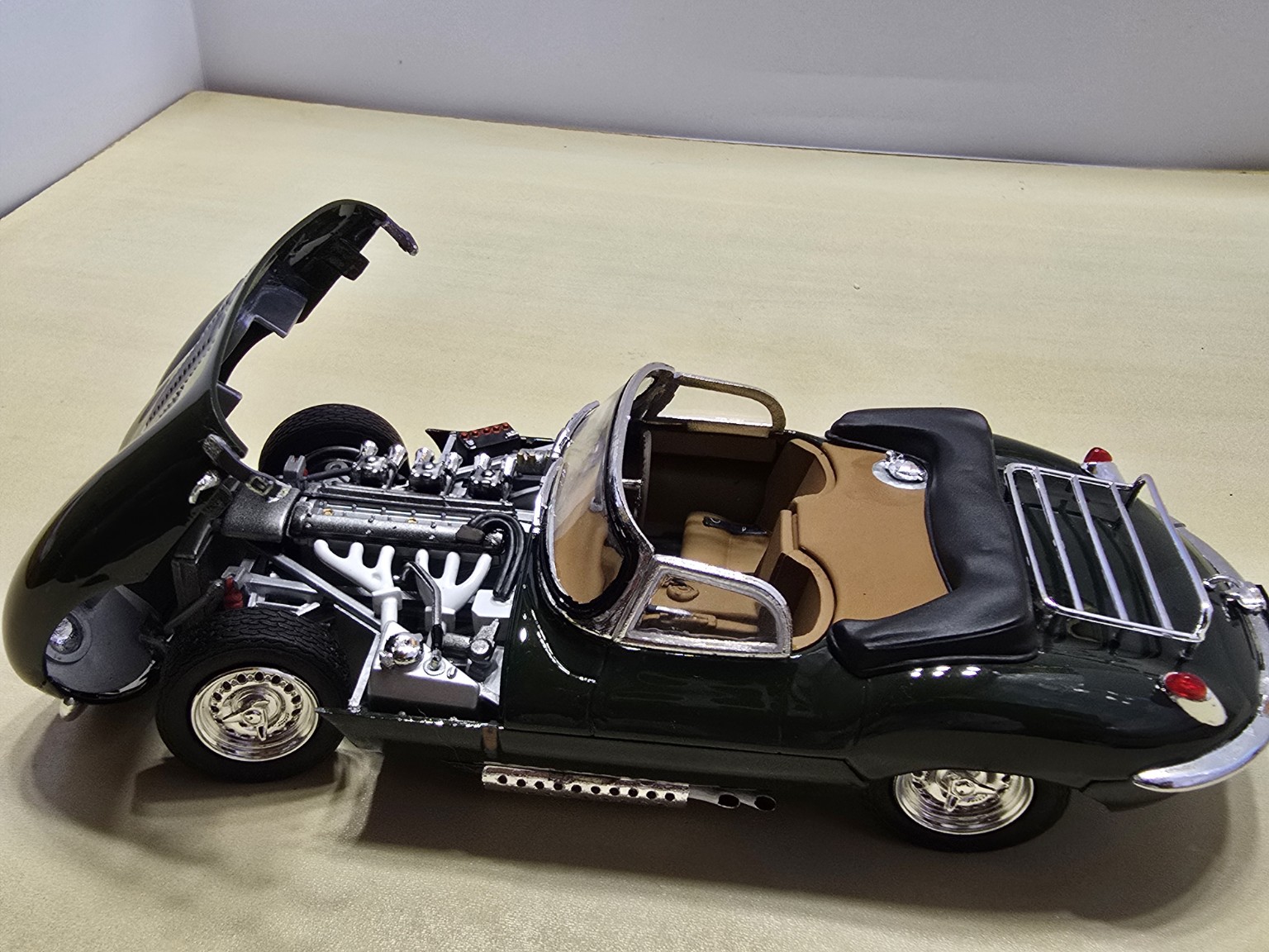 Jaguar XK-SS Revell v mierke 1:24