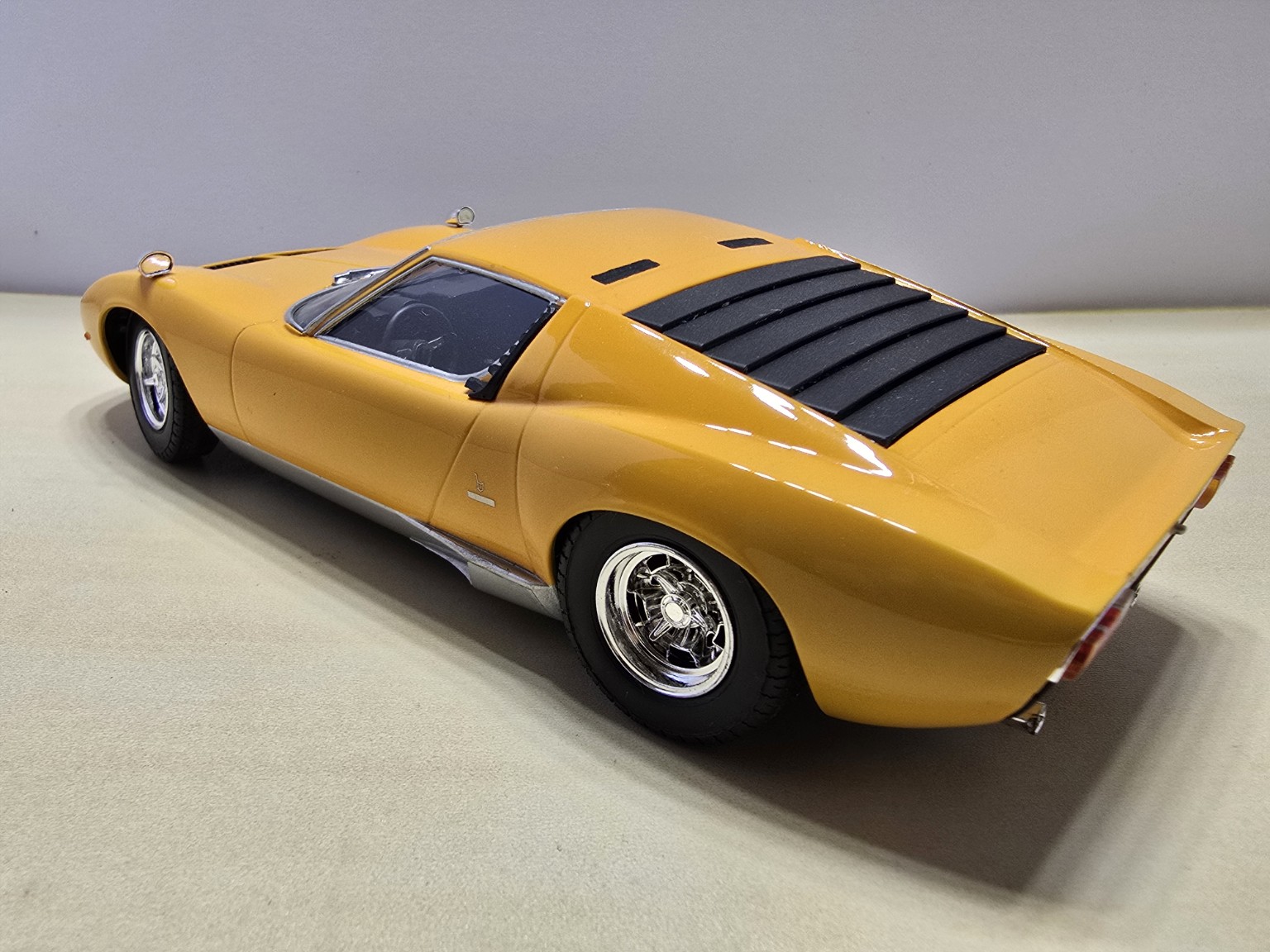 Zberateľský model Lamborghini Miura Italeri v mierke 1:24