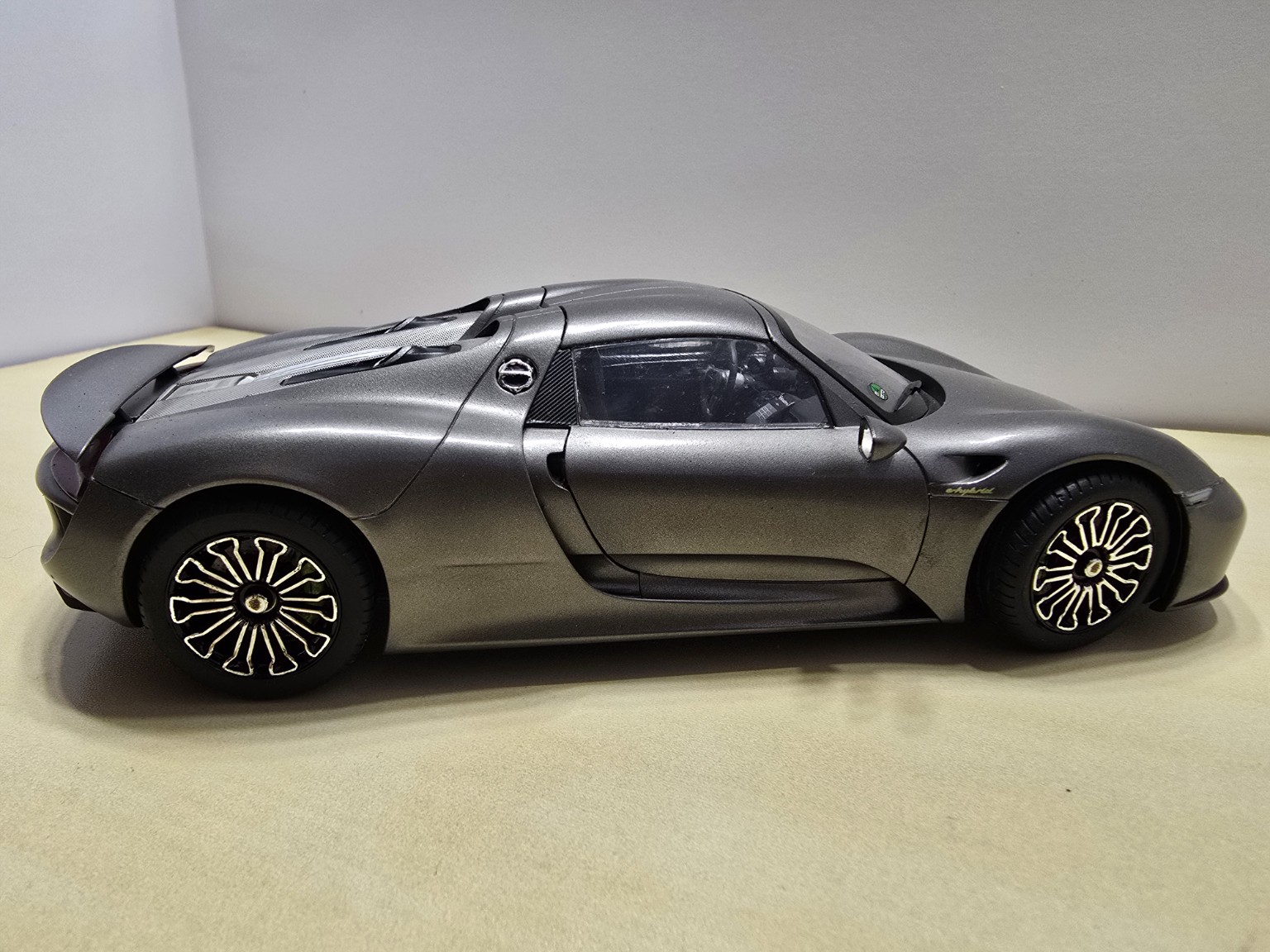 Porsche 918 Spyder – bočný pohľad
