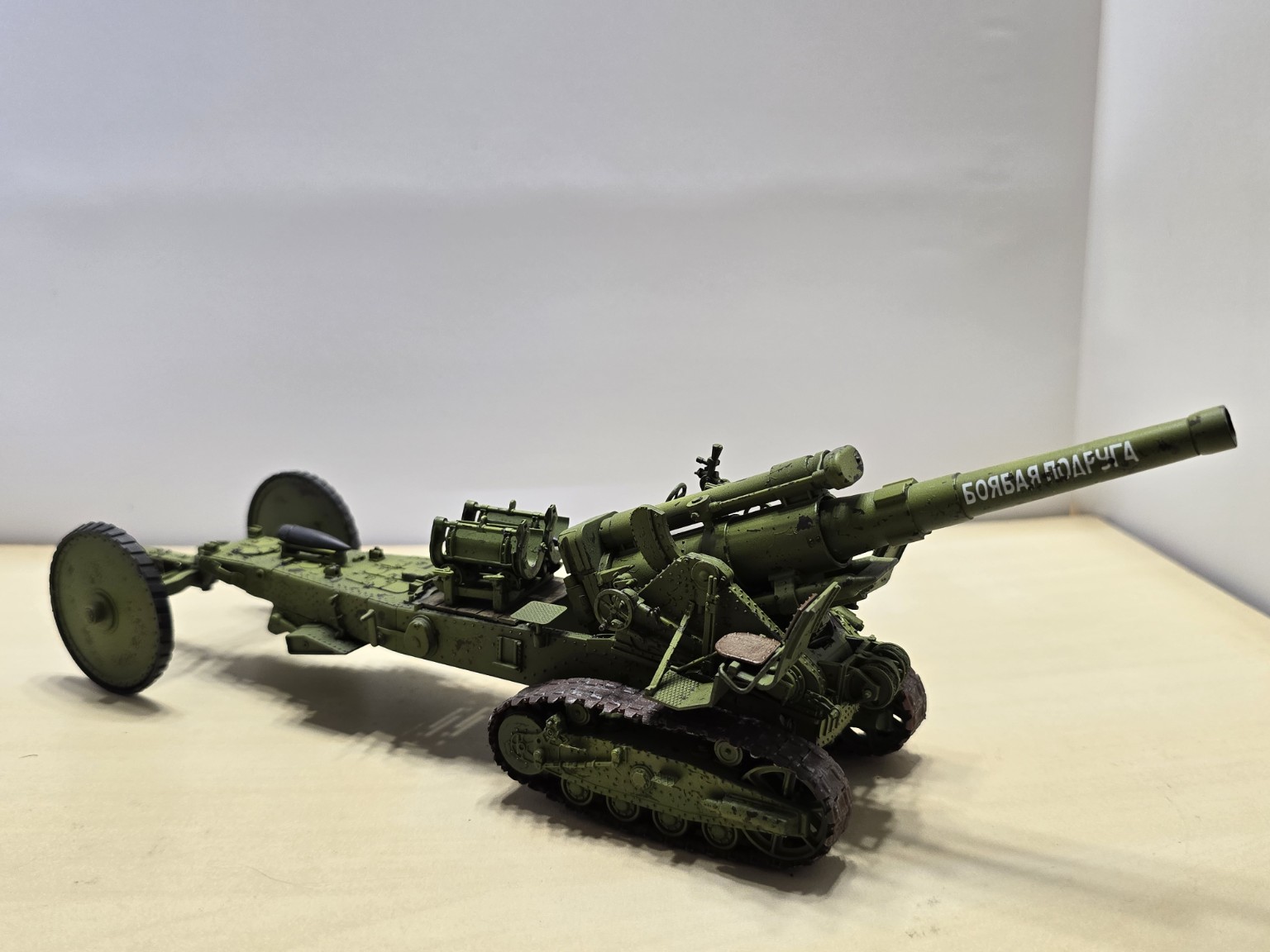 Soviet B-4 M1931 – bočný pohľad s nápisom Bojová priateľka