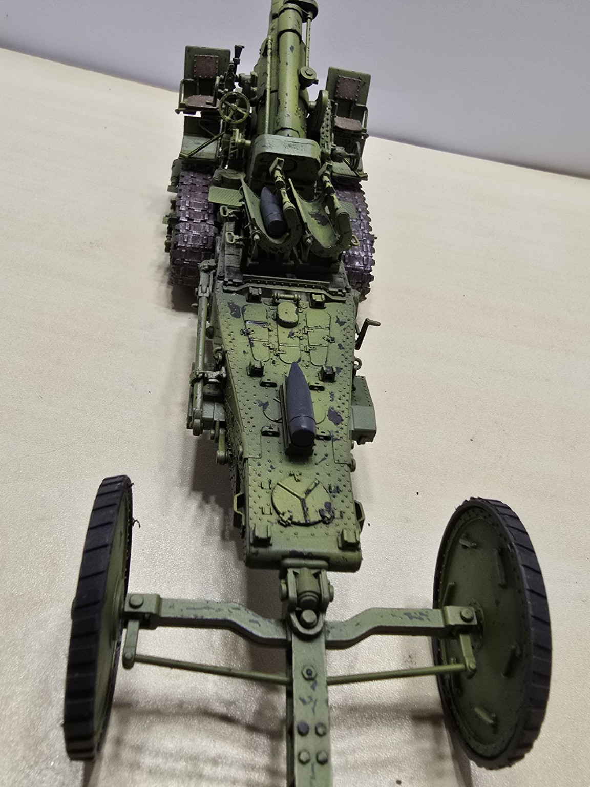 Soviet B-4 M1931 – detail transportného podvozku a munície