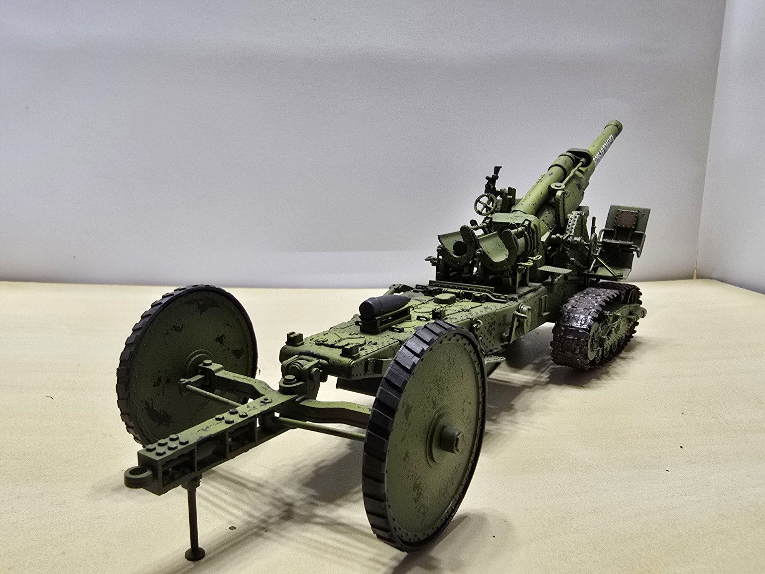Soviet B-4 M1931 – zadný pohľad na transportný podvozok